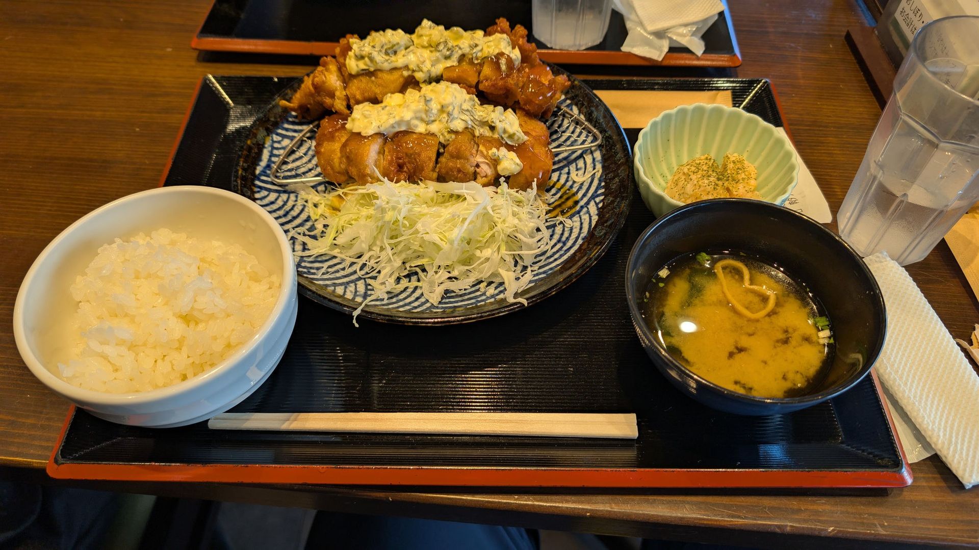 近くのレストランで食べたチキン南蛮定食