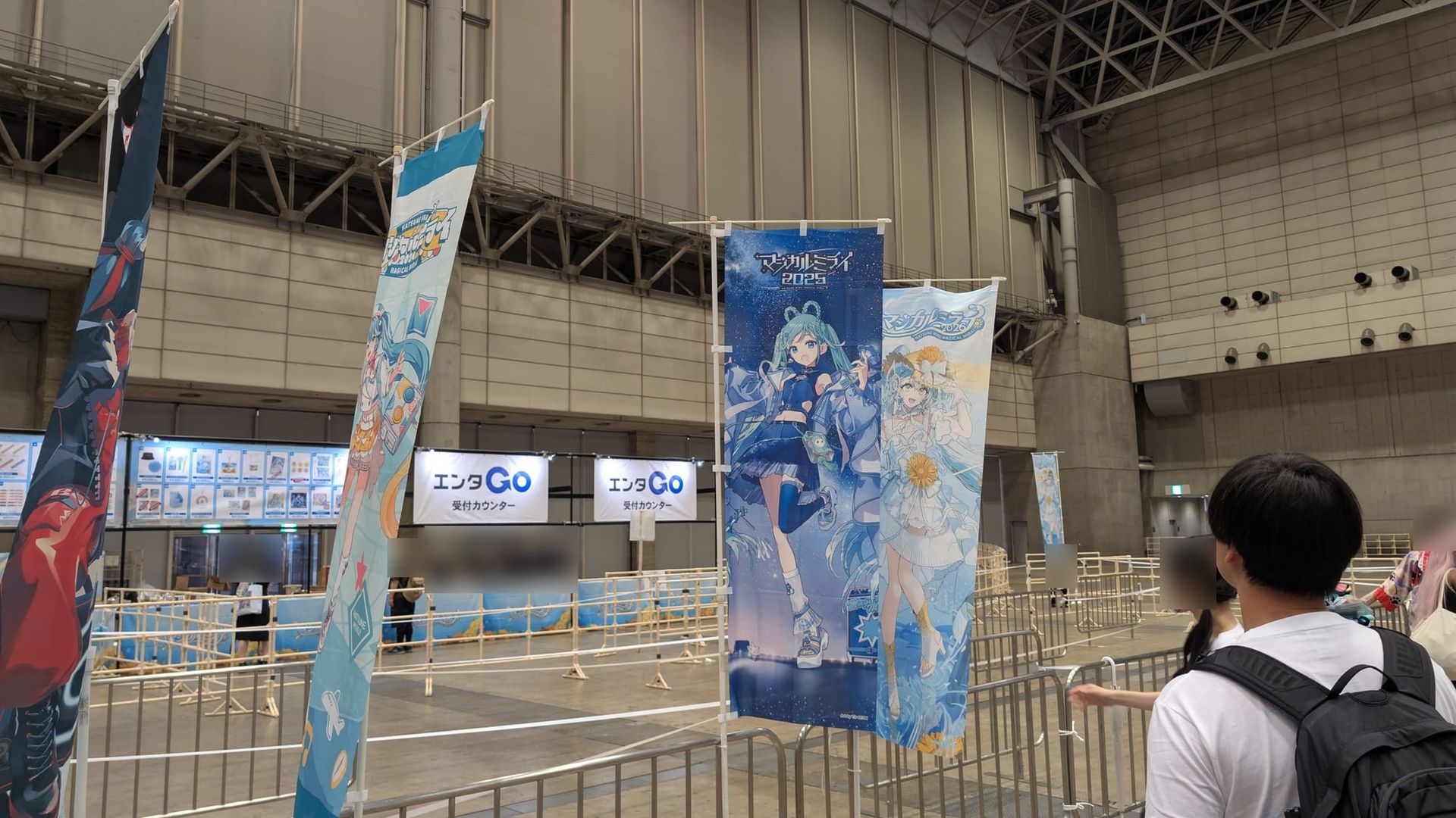 のぼりが並ぶ会場内と受付カウンター